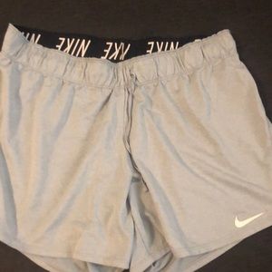 WOMENS M NIKE DRY FIT SHORTS